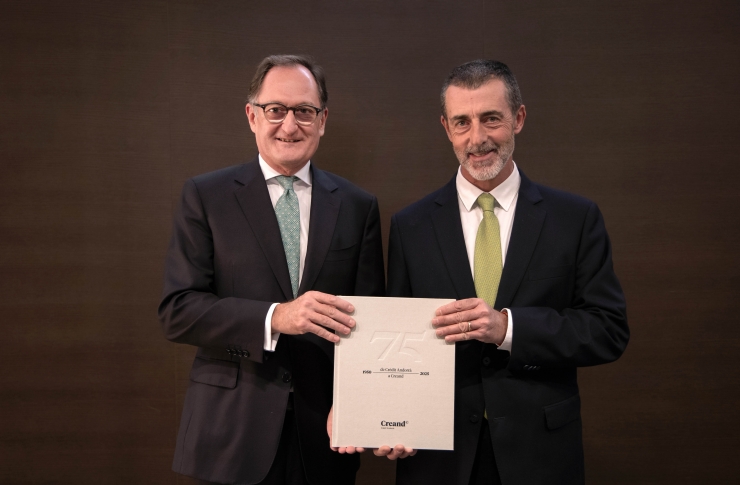 Xavier Cornella i Antoni Pintat amb el llibre.
